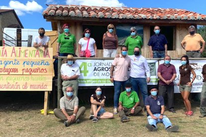 Peña y Simón, abrazados en el centro, junto al resto de participantes en esta iniciativa. LUIS ALBERTO SIMÓN