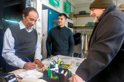 Rodaje de 'Artesanía' con el director David Pérez Sañudo en el centro. SANTI OTERO