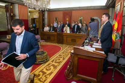 El concejal de Hacienda, David Jurado, y el alcalde, Daniel de la Rosa, en un Pleno del Ayuntamiento de Burgos. TOMÁS ALONSO
