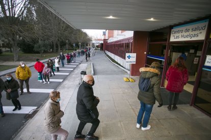 El centro de salud Huelgas es uno de los puntos de vacunación covid-19. TOMÁS ALONSO