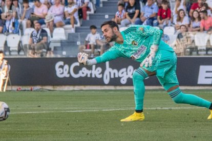 Caro pone el balón en juego. BURGOS CF