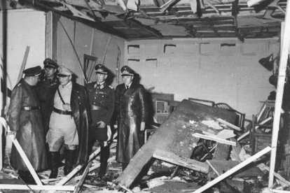 Sala de reuniones de Hitler en la llamada Guarida del Lobo, tras la explosión de la bomba de Stauffenberg, el 20 de julio de 1944, con Mussolini (con traje claro), recién llegado ese día de visita-EL PERIÓDICO/ ARCHIVO