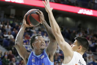 Deon Thompson lanza a canasta ante la oposición de Deck-ACB Photo / V. Carretero