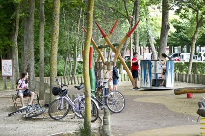 Los parques infantiles del Paseo de la Isla se desinfectarán a diario y permanecerán abiertos. ISRAEL L. MURILLO