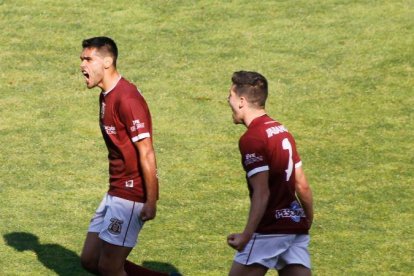 Abel Suárez celebra uno de los goles que marcó con el Pontevedra.-