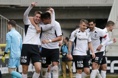 Los jugadores del Burgos CF celebran un gol. SANTI OTERO