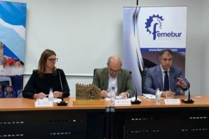 Silvia Boutefeu acompañada por el presidente de Femebur, Andrés Hernando, y el vicepresidente Esteban Pérez Pino.