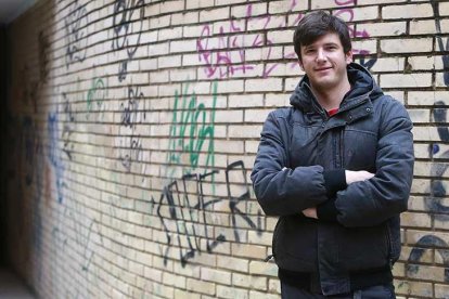 Bruno Álvarez, voluntario de la ONG No Name Kitchen, visitó ayer Burgos para relatar en El Granero su experiencia en los Balcanes.-RAÚL G. OCHOA