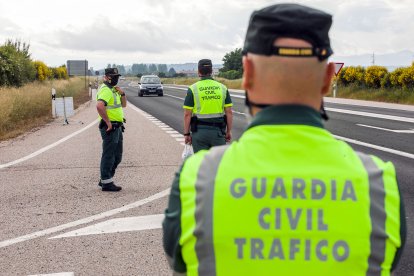 Imagen de un control de la Guardia Civil de Tráfico. TOMÁS ALONSO.