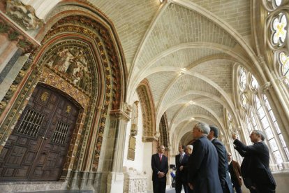Miembros del Cabildo y de las entidades mecenas observan el espectacular cambio de la puerta de la capilla de Santa Catalina con la recuperación de sus policromías.-Raúl Ochoa