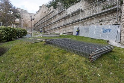 Los trabajadores están instalando el andamiaje para la intervención en la muralla de Burgos. SANTI OTERO