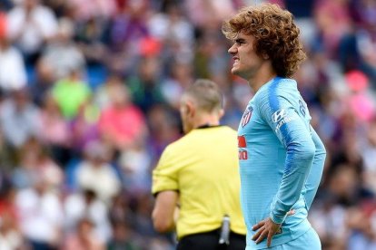 Antoine Griezmann se lamenta durante un mometo del Levante-Atlético.-AFP
