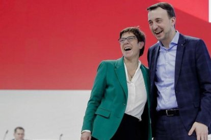 Annegret Kramp-Karrenbauer (AKK) y Paul Ziemiak, en Hamburgo.-AP / MARKUS SCHREIBER