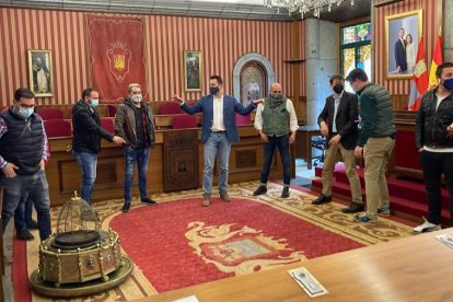 De la Rosa recibió a los representantes del sector de hostelería y afines en el Salón de Plenos del Ayuntamiento de Burgos. ECB