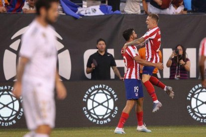 Los jugadores del Atlético Trippier y Costa celebran uno de los goles ante el Madrid.-