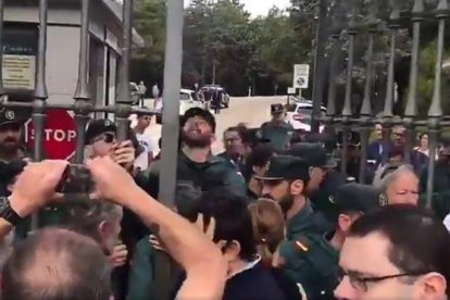 La Guardia Civil cierra las puertas a un grupo de católicos.-