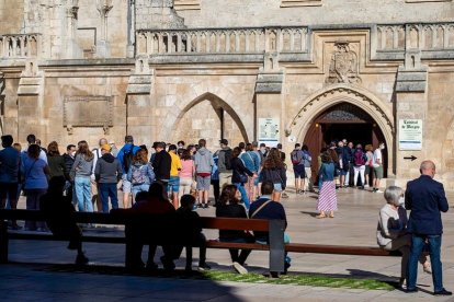 Un grupo de turistas frente a la Catedral. SANTI OTERO