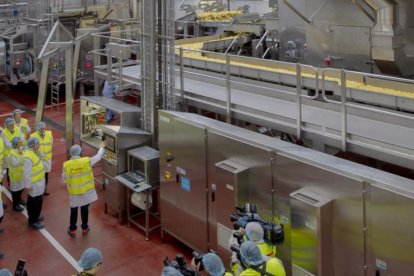 Una visita conoce el interior de la fábrica de Pepsico en Burgos. ECB