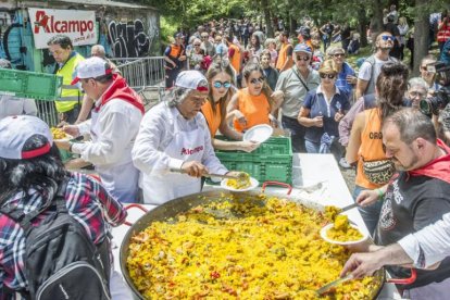 Uno de los momentos más esperados de la jornada es el tradicional reparto de paella.