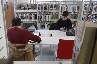 Los espacios de la Biblioteca Pública, en la plaza de San Juan, siempre gozan de un ir y venir de gente utilizando los distintos servicios que oferta.-Raúl Ochoa