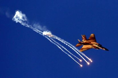 Un avión del Ejército israelí, en un ejercicio de exhibición, en junio del 2013 en Beersheva.-Foto: EFE / ABIR SULTAN