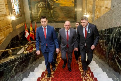 El alcalde de Burgos sube las escaleras del Ayuntamiento junto al cónsul de Polonia en Burgos y al presidente de la ciudad de Oswiecin. SANTI OTERO