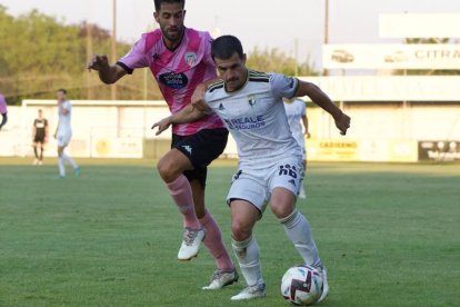 Matos controla el balón en un lance del partido disputado en Astorga. TWITTER / @BURGOS_CF