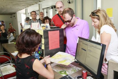 Una empleada atiende a varios turistas en la oficina de Nuño Rasura.-RAÚL G. OCHOA