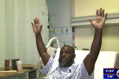 Charles Kinsey, en la cama del hospital, explica el incidente con la policía de Miami.-AP