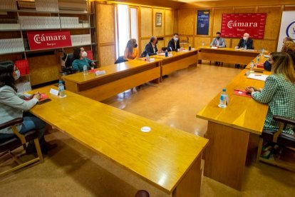 Reunión de procuradores autonómicos con el alcalde de Burgos y el presidente de la Cámara de Comercio. SANTI OTERO