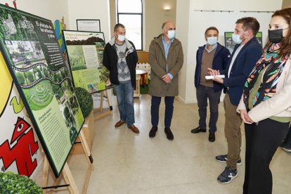 Inauguración de la exposición 'Cuidando lo verde', del Ayuntamiento y la Fundación Caja de Burgos, en el centro cívico de San Agustín. TOMÁS ALONSO