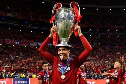 Van Dijk exhibe la Copa de Europa en el Metropolitano.-GETTY / ANDREW POWELL