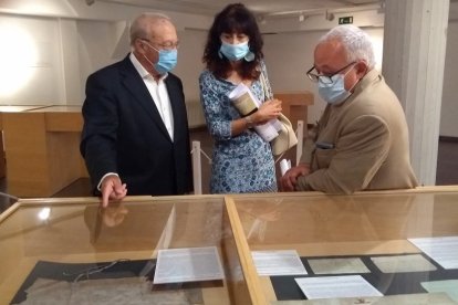 José  Ruiz Asencio, Ana Redondo y Gonzalo Santonja, ayer, en la inauguración de la muestra. ILCYL