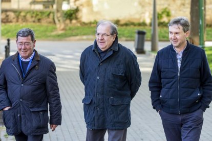 César Rico, Juan Vicente Herrera y Javier Lacalle se dirigen al colegio electoral para ejercer el voto.-SANTI OTERO