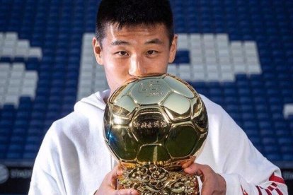 Wu Lei besa el balón de oro del 2018.-