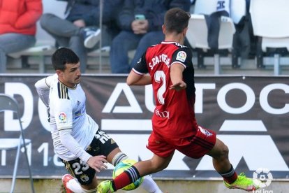 Matos recorta ante Carreira en el Burgos-Mirandés del pasado curso. LALIGA