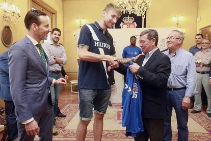 César Rico recibe la camiseta conmemorativa del ascenso de manos de Javi Vega, en presencia de Félix Sancho, en la recepción ofrecida al equipo.-RAÚL OCHOA