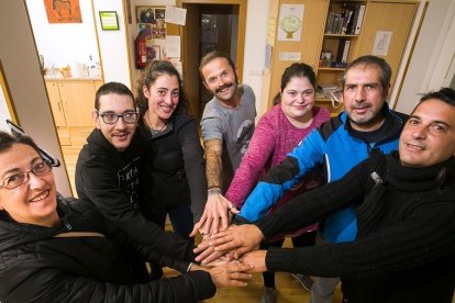 Rubí, Christian, Asun, Juanjo y Rubén; usuarios de Prosame, culminarán este fin de semana otras dos etapas del Camino de Santiago junto a los monitores Marta y Sergio (centro). TOMÁS ALONSO