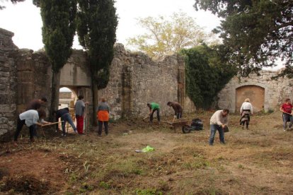 Los voluntarios realizaron una completa tarea de limpieza del terreno.-G.G.