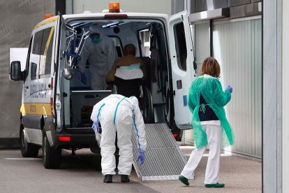 Traslado de una paciente en ambulancia al Hospital Universitario de Burgos (HUBU). / RAÚL G. OCHOA