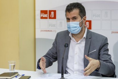 Luis Tudanca durante su intervención ante los medios esta mañana en Burgos. SANTI OTERO