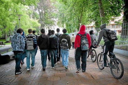 Jóvenes a la salida del instituto.