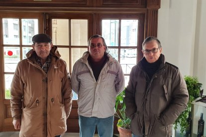 En la foto están el presidente (izquierda) junto a José Antonio Cuadrillero del Cura (secretario de la Comunidad de Regantes) y Antonio Llorente Leal (vicepresidente).