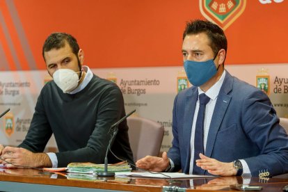 Daniel de la Rosa presentó la modificación del PGOU en compañía del concejal de Urbanismo, Daniel Garabito. SANTI OTERO