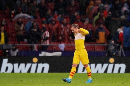 El barcelonista Griezmann se lamenta durante el partido ante el Atlético de Madrid.-