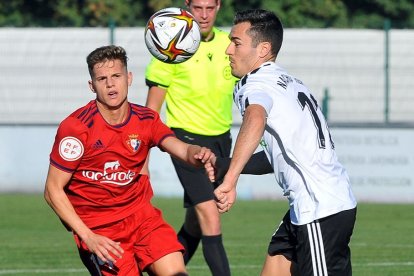 Nacho Heras controla un balón. TOMÁS ALONSO