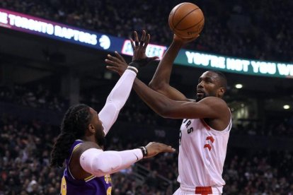 Ibaka, de blanco, en acción.-USA TODAY SPORTS