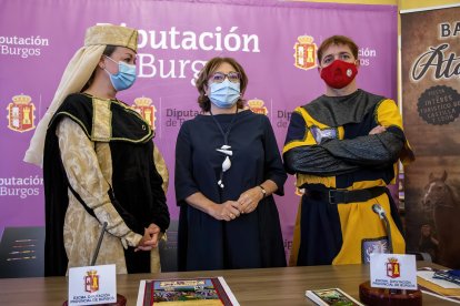 Isabel Torrientes, presidenta de la Asociación Amigos de Atapuerca; Raquel Contreras, diputada de cultura e Ignacio Martínez, presidente del Centro de Iniciatiuvas Turísticas en la presentación de la XXVI Edición de la Batalla de Atapuerca. SANTI OTERO