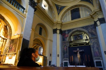 Asistente a la iglesia de las Angustias durante el estado de alarma. -ICAL