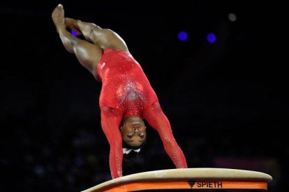 Biles vuela sobre el potro durante la primera jornada de la final por aparatos de Stuttgart-THOMAS KIENZLE (AFP)